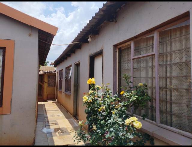 2 BEDROOM HOUSE FOR SALE IN MOLELEKI EXT 3